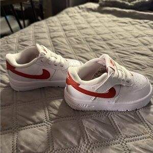 Nike Little Kids Sneakers in White and Red NIB Size 6 C